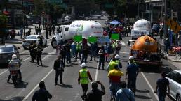 Gasero se altera, abre manguera de pipa en plena protesta en Insurgentes CDMX y esto le pasó