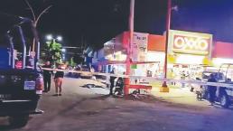 Despedazan cabeza y sacan sesos a hombre con un AK47, afuera de un Oxxo en Morelos