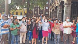 Profesores retirados de Morelos protestan en Palacio de Gobierno, exigen más aguinaldo