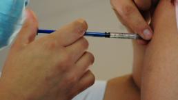 Ponen dosis de vacuna contra Covid a 2 niños en EU y papás revelan brutales consecuencias