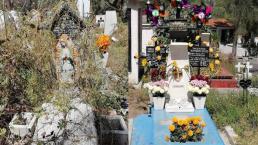 Trabajadores enchulan panteón en Iztapalapa, para recibir visitantes el Día de Muertos
