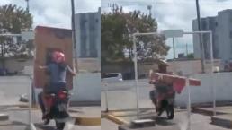 Mujer en moto termina torcida tras ganarle peso de pantalla que llevaba, video es viral