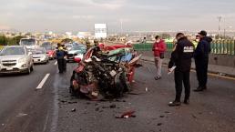 Destino final en la México-Puebla, joven se deshace tras chocar su auto contra camión