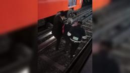 Atienden a abuelita tras caída en el Metro UAM-I de la Línea 8