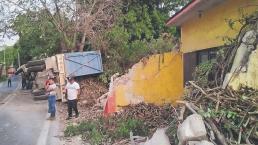 Tráiler que transportaba caña se queda sin frenos, vuelca y daña 3 casas en Morelos