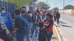 Padres de quinceañeros apartan lugar desde un día antes en fila, para vacuna Covid en Morelos