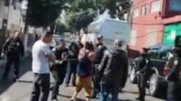 Viralizan video de policías golpeando a hombres que bebían alcohol, en calles de Iztacalco