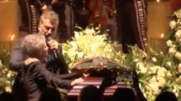 Alejandro Fernández le ofrece último concierto a su papá Vicente Fernández, frente a su ataúd