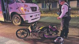Biker deja tendida en el asfalto a su acompañante y huye tras fuerte choque, en Morelos