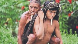 Indígena de la Amazonía carga a su papá por 12 horas para recibir vacuna contra el Covid