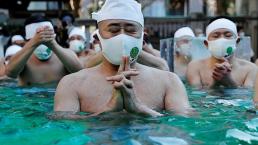 Con baños de agua helado japoneses piden que ya se termine la pandemia