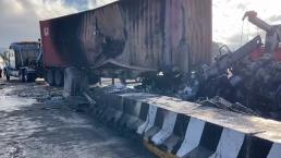 Tráiler choca y se incendia en la México-Puebla, el conductor se salvó de morir calcinado