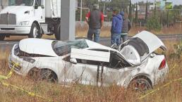 Tripulantes de un auto quedan prensados tras volcar y chocar contra un poste, en Edomex