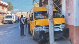 Chofer de transporte público se queda sin frenos y acaba chocando contra poste, en Morelos
