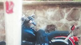 Motociclista muere bien torcido tras chocar contra piedra y salir volando, en Edomex