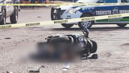 Biker que ratoneaba entre vehículos de carga y sin protección muere aplastado, en Tlalnepantla