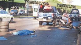 Motociclista muere en accidente en Ecatepec, no llevaba casco pero sí botella de alcohol