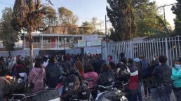 Padres pelean en escuela de Iztapalapa donde niño se disparó, les niegan revisión de mochilas