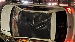 Automovilista muere al chocar y volcar tras perder el control de su vehículo, en Neza