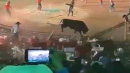 Toro embiste al público durante un jaripeo y causa pavor, en Michoacán