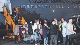 Tras 22 horas de vuelo, llegan mexicanos evacuados de Ucrania al Aeropuerto de CDMX