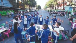 Alumnos de primaria toman clases en la calle en protesta por el cierre de su escuela, en CDMX