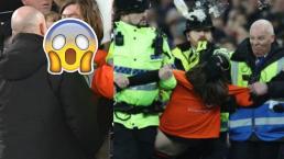 ¡Terror en la Premier League! Joven se ahorca en portería en pleno partido y esto pasó