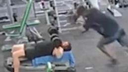 Hombre finge tropezarse y deja caer una pesa de kilos en la cabeza de compañero de gym