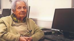 A sus 100 años, abuela continúa preparándose con clases de computación