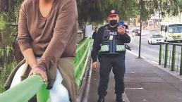 Policías de la CDMX rescatan a mujer que quería tirarse de un puente, en Indios Verdes