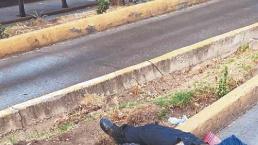 Mujer policía cae de moto, su casco se quiebra y muere en segundos en Canal de Miramontes