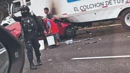 Automóvil se incrusta abajo de un camión y todos se salvan de milagro, en Morelos