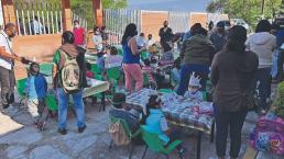 Alumnos y maestros de kínder en Morelos toman clases en la calle, piden reparación de edificio