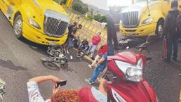 Tractocamión amputa a motociclista en un segundo y él permanece despierto, en la México-Puebla