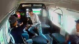 Video capta a veinteañero armado asaltando una combi en Tlalnepantla