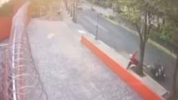 Video capta agonía de motociclista tras quebrarse contra árbol, en CDMX