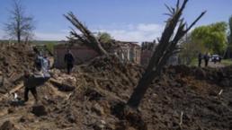 Bomba rusa destruye escuela que albergaba a 90 personas, hay heridos y muertos