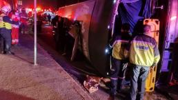 Autobús de turismo que iba a Guadalajara vuelca en Toluca, hay muertos y heridos