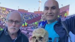 Argentino aficionado del Racing Club se viraliza por llevar el cráneo de su abuelo al estadio