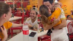 Aficionado del Tigres le da el anillo a su novia en una taquería, video es viral en TikTok
