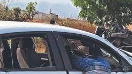 Ebrio termina colgado de la puerta de su auto tras chocar contra troca, en carretera de Morelos