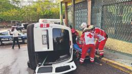 Tras sufrir de ataque epiléptico, conductor de Dinamarca termina con su troca volcada en Cuerna