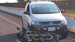 Biker trata de rebasar camión pero termina machacado por otro coche, en carretera de Morelos
