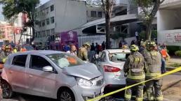 Auto intenta rebasar camión de transporte público y provoca mega choque con 17 heridos, en CDMX