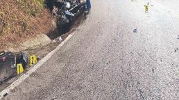 Mexiquense se mata en su moto BMW al estrellarse contra un autobús de pasajeros, en Morelos
