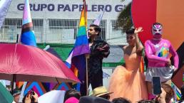 Con lentejuelas y una corona, el edil de Neza hizo vibrar la marcha LGBTIQ