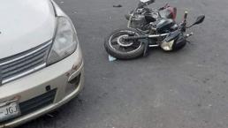 Atoran a policía tras derrapar su moto y provocar la muerte de su acompañante, en Neza