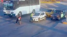 ¡Frente a todos! Video capta sangriento asesinato en plena vialidad mexicana
