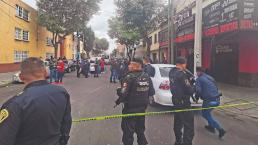 Balacera por operativo policiaco deja 2 oficiales baleados y al agresor herido, en Tepito