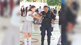 Policías enseñan a estudiantes de secundaria cómo matar con una pistola, en Guanajuato